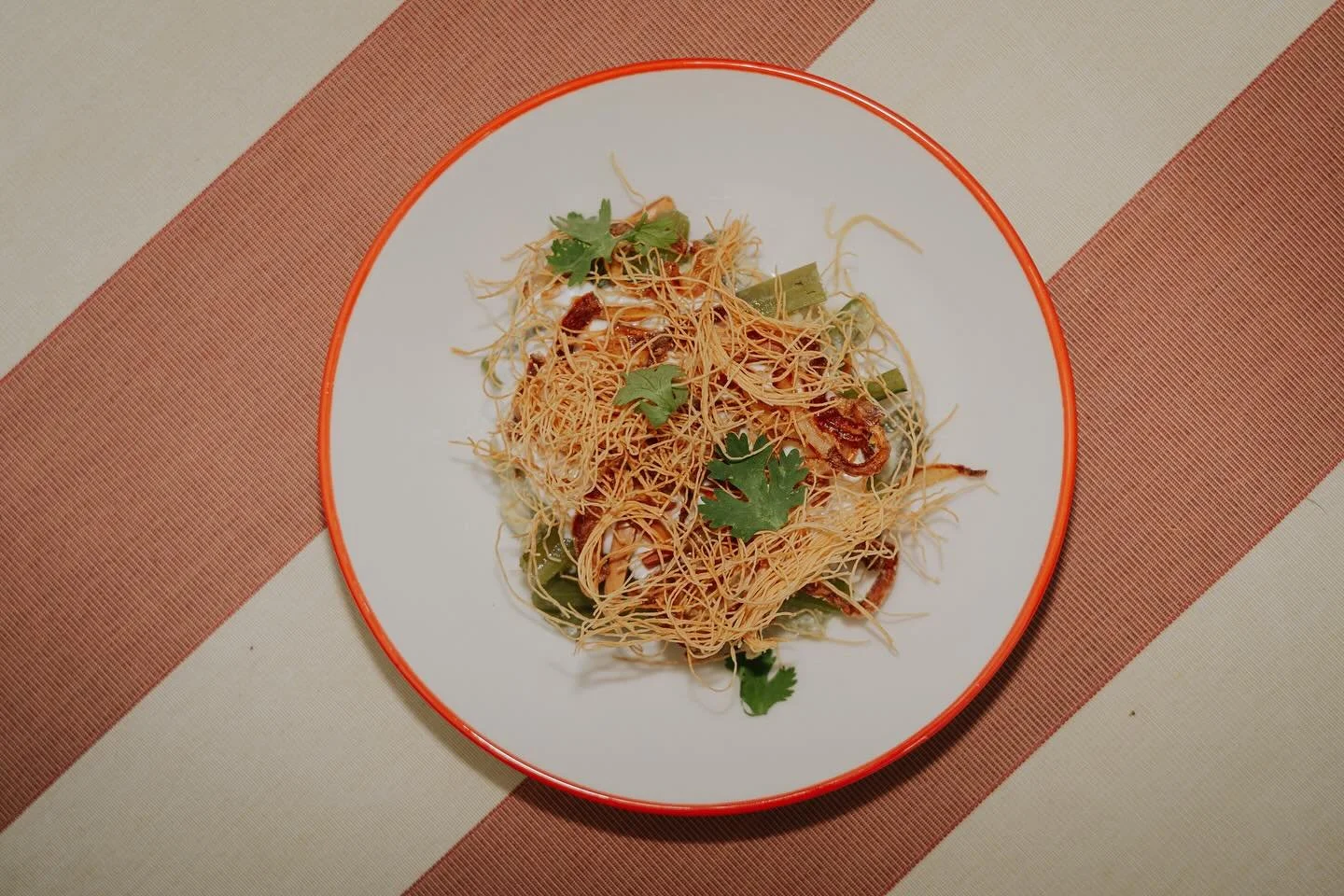 Summer Selections - Yogurt blended with selek stems and charred leeks, topped with crispy osmaliyeh. Best enjoyed with a glass of white wine 🥂