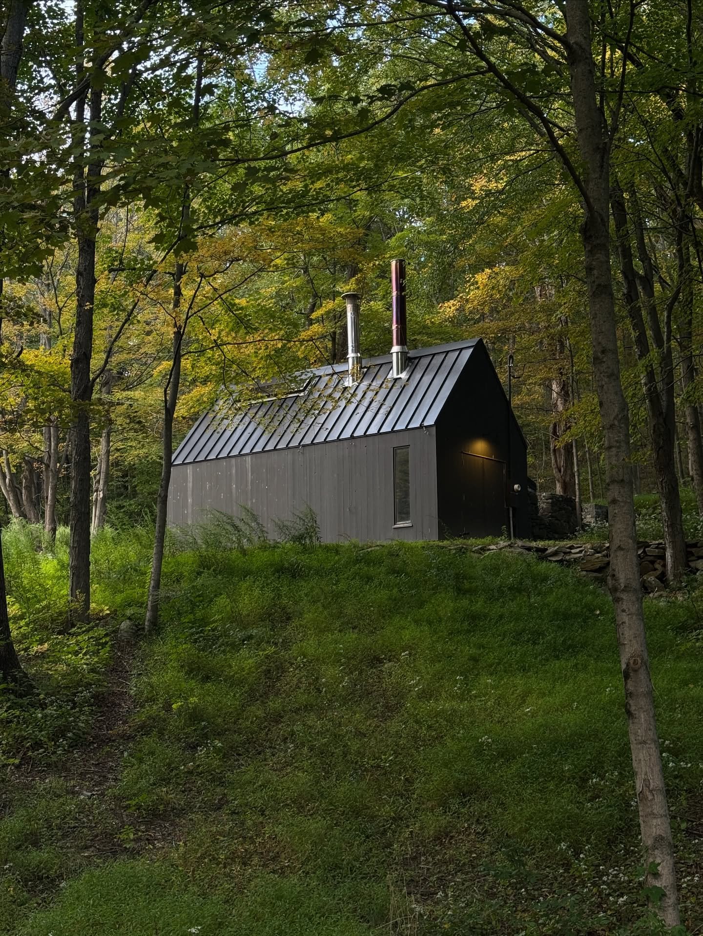 Autumn has arrived early in the Hudson Valley. 🍁
Soon, our sugar maples will drape the forest in a golden glow &mdash; a fleeting season of light, color, and quiet beauty. 

Our sugarhouse under the first changing leaves.🍂