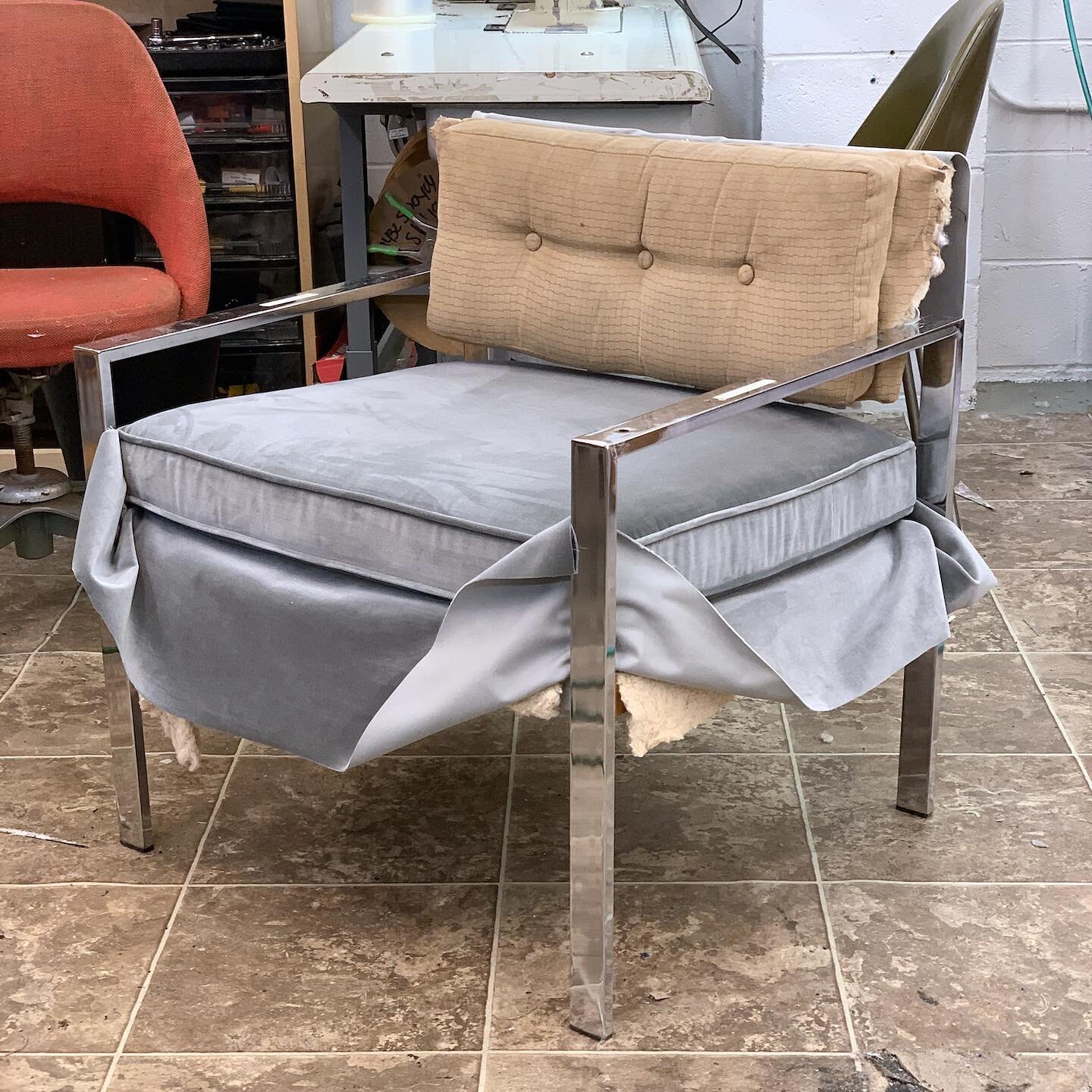 Two handsome Mid-Century Modern chairs after Milo Baughman are getting suited up in a sleek gray velvet. More photos to come!
&bull;
&bull;
&bull;
&bull;
#upholstery #lovemyjob #velvet #homedecor #decorate #interiordesign #designer #classicdesign #mi