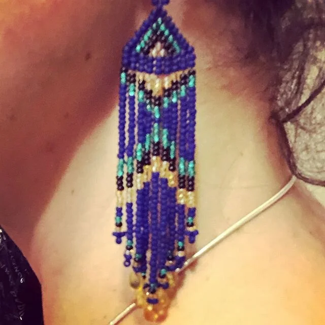 Processus de patience, de pr&eacute;sence... tr&eacute;sor de confinement!  Merci aux &ecirc;tres g&eacute;n&eacute;reux qui partagent leurs savoirs ancestraux.  #beading#confinementcreatif #grateful #thankyouforsharingyourknowledge #dancerconfinemen