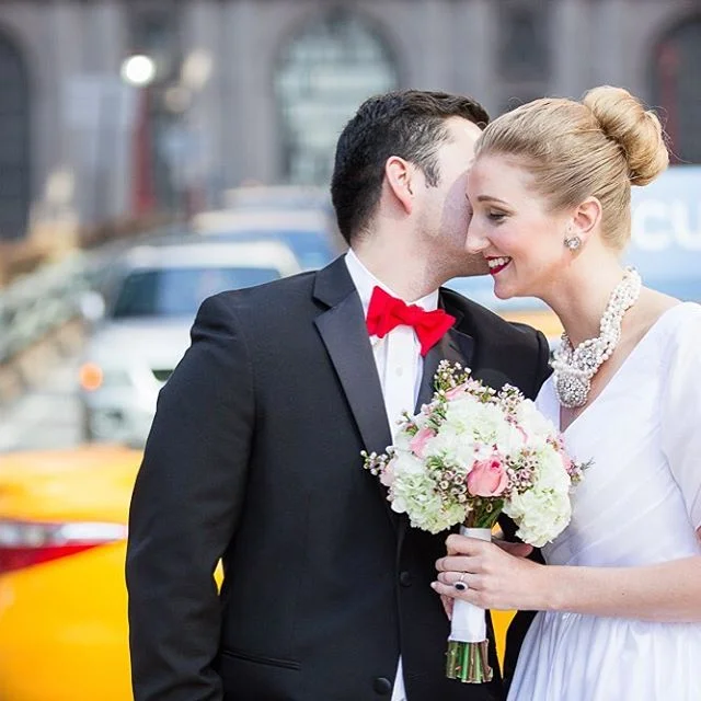 A 1950's Manhattan wedding! Check out this gorgeous styled shoot on the blog. Link in profile. 📷: @kristinastaalphotography #styledshoot #manhattan #newyork #wedding #weddinginspiration #weddinginspo #weddingblog #weddingplanning