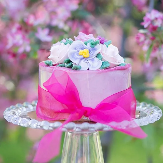 Let us eat cake. I mean them. You owe it to yourself to check out this gorgeous styled shoot on our blog - link in profile. 📷: @shainaleephoto