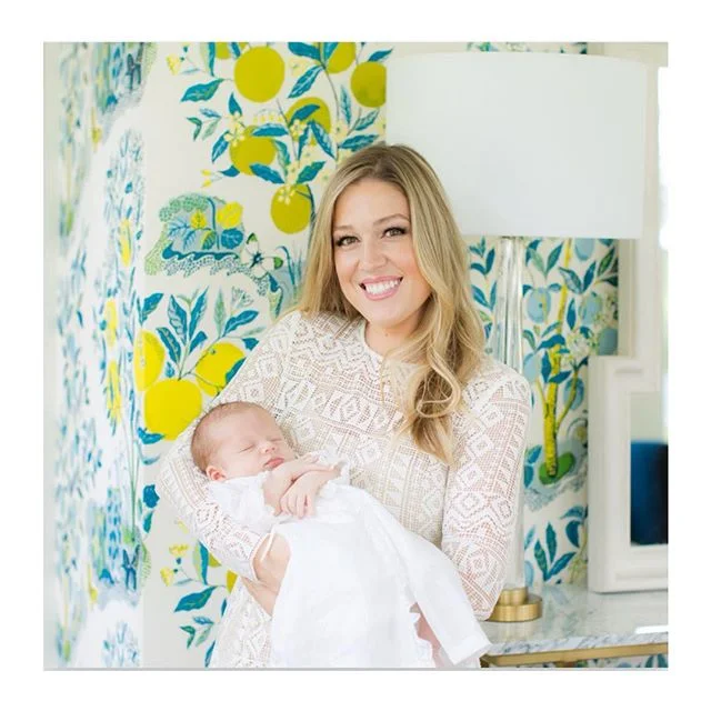 All the spring feels in this light filled space with the perfect pops of color 🍋 My stylish friend @looksandmerit photographed by @hollandwilliamsphotography 
#caitiemorganinteriors