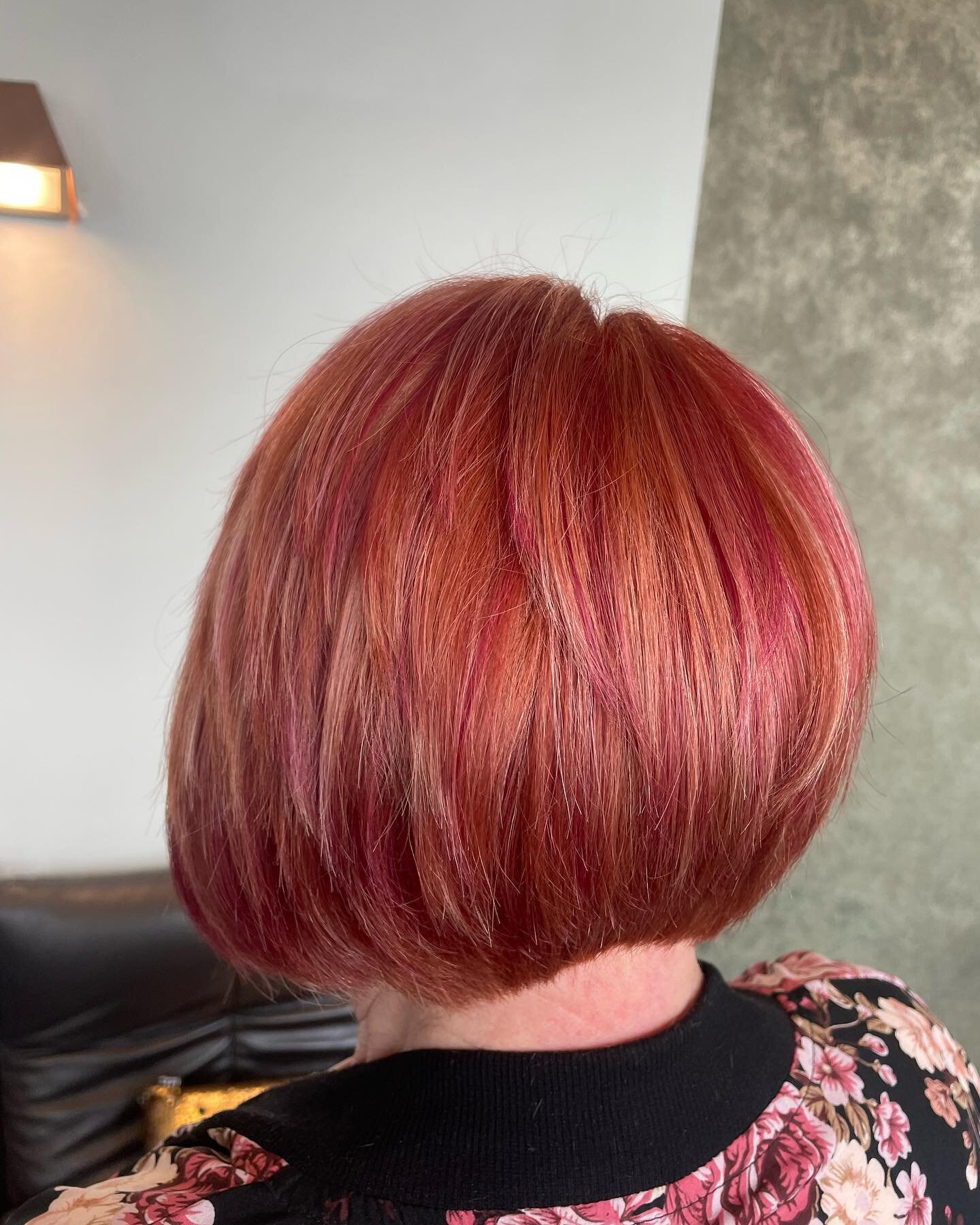 Pretty ribbons of soft pink, blondes and coppers make up this stunning dimensional masterpiece👌🏼😍💗 @angelawilliams5735 has worked her magic once again. 

@redken 
@lorealpro 
@ghdhair 

#pinkhair #copper #shorthair #hairinspiration #love #picofth