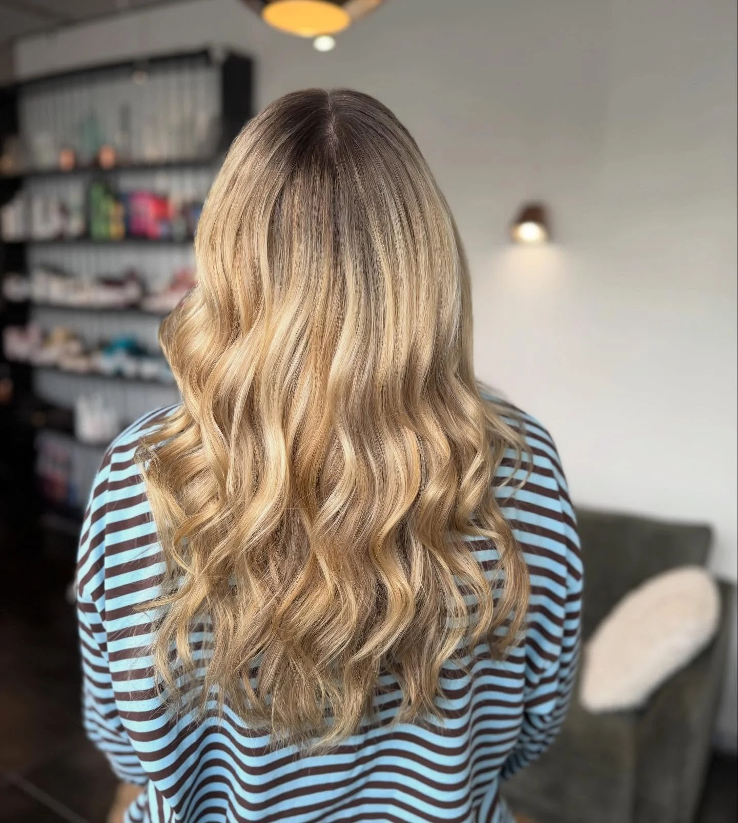 Soft blended blonde 🤍

Hair by @jazmyne.hairdressing 

#hairstylist #lor&eacute;al #redken #dunedin