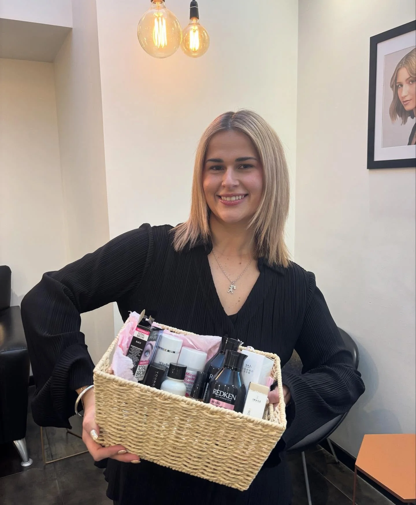 ✨ GIVEAWAY TIME ✨
Exam season is tough, so is the winter hangover - so why not treat yourself (or your hair)? 💇&zwj;♀️📚

From 26th Sept &ndash; 31st Oct, book in with Ella-Rose for any colour service and you&rsquo;ll receive:

💆&zwj;♀️ A FREE Abso