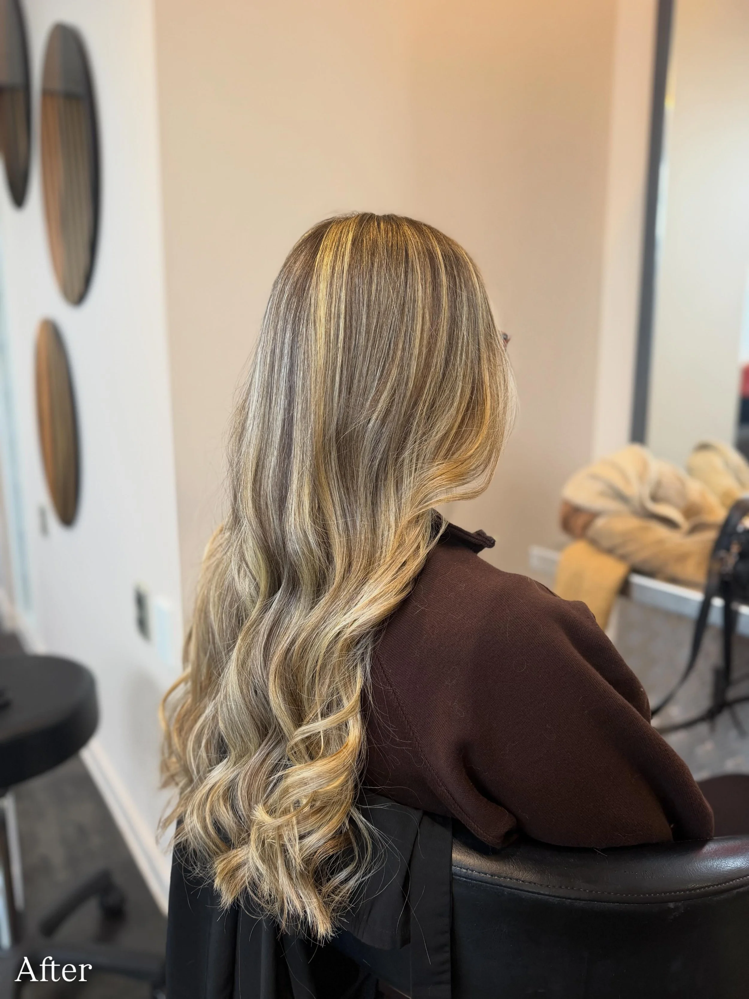 Brunette ➡️ Blonde 🤍
An amazing transformation by @jazmyne.hairdressing ✨🤩

Such a beautiful, soft blonde with the perfect blend and shine.

#hair #salon #swipe #klone #hairgoals