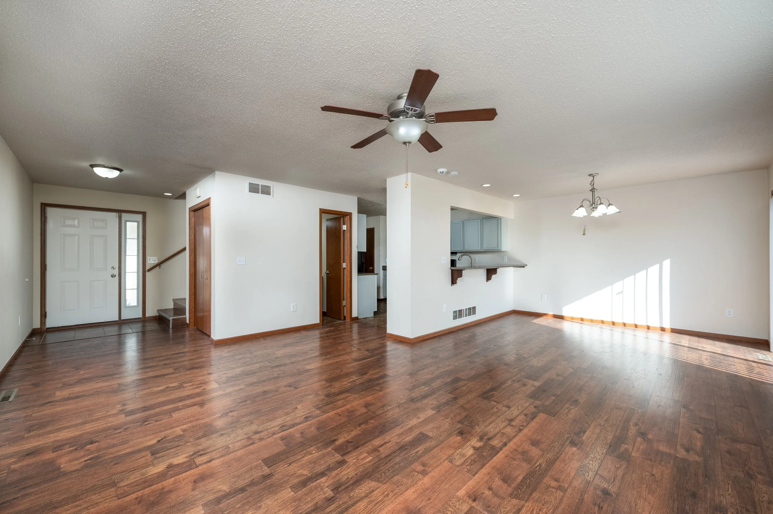 1027 Acacia Dr NE - Interior 04.jpg