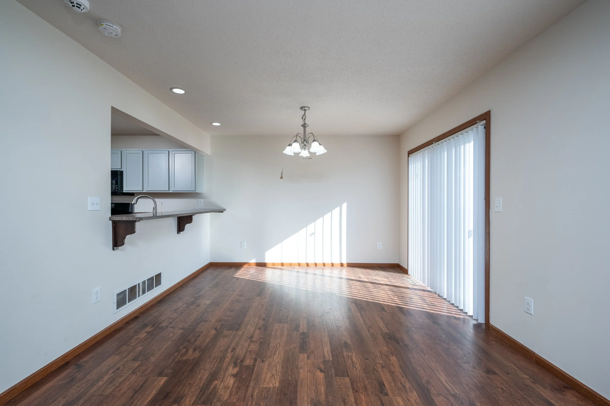 1027 Acacia Dr NE - Interior 07.jpg