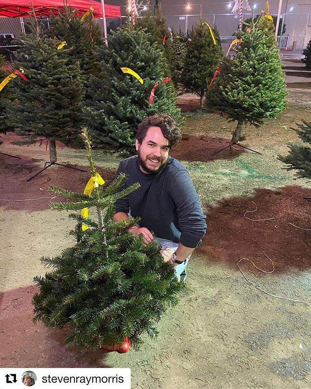 This picture from STEVENNNN of MFM looks like he&rsquo;s posing with Linda&rsquo;s little DIY tree from The Bleakening and we can only feel good things about this crossover we made up in our heads.
.
#bobsburgers #myfavoritemurder #ssdgm #lindabelche