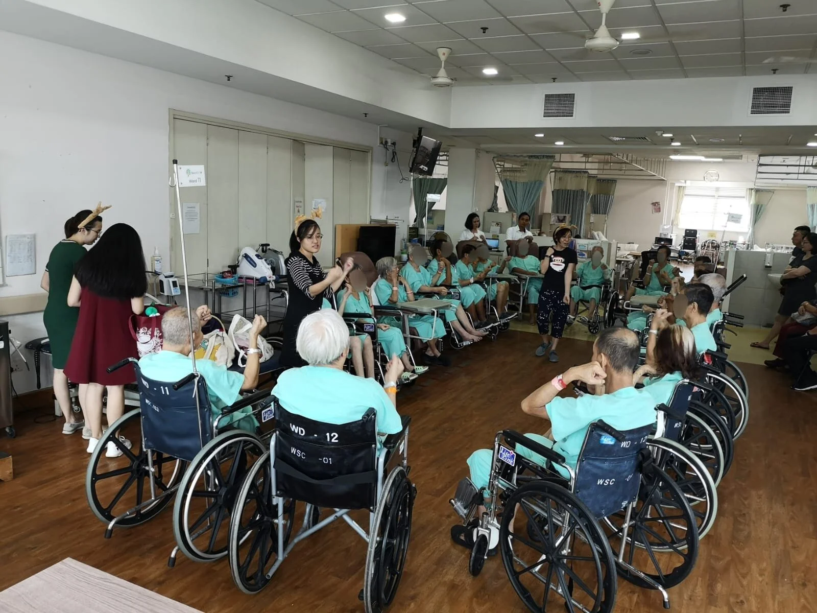Elisa-Liu-Art-2019-Ren-Ci-Community-Hospital-Christmas-02.jpg