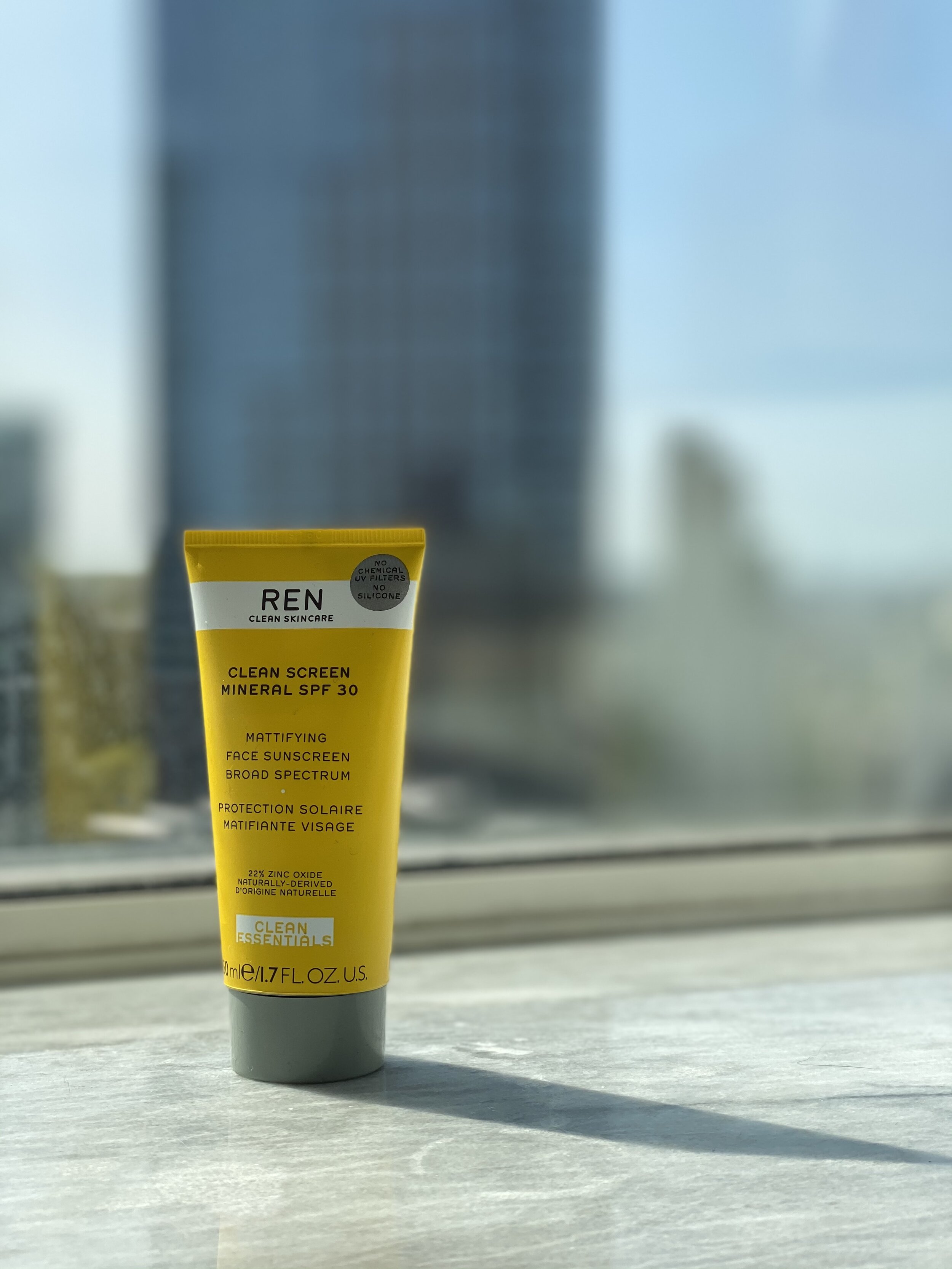 PRODUCT REVIEW: REN CLEAN SCREEN MATTIFYING FACE SUNSCREEN SPF 30 - THE BEST MINERAL SUNSCREEN FOR OILY SKIN