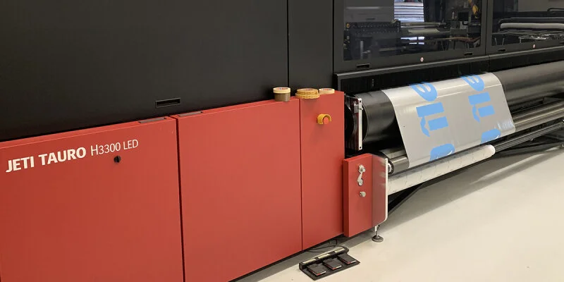 Caractères Enseignes Of Verrières-Le-Buisson Triples Productivity With New Jeti Tauro H3300 LED From Agfa