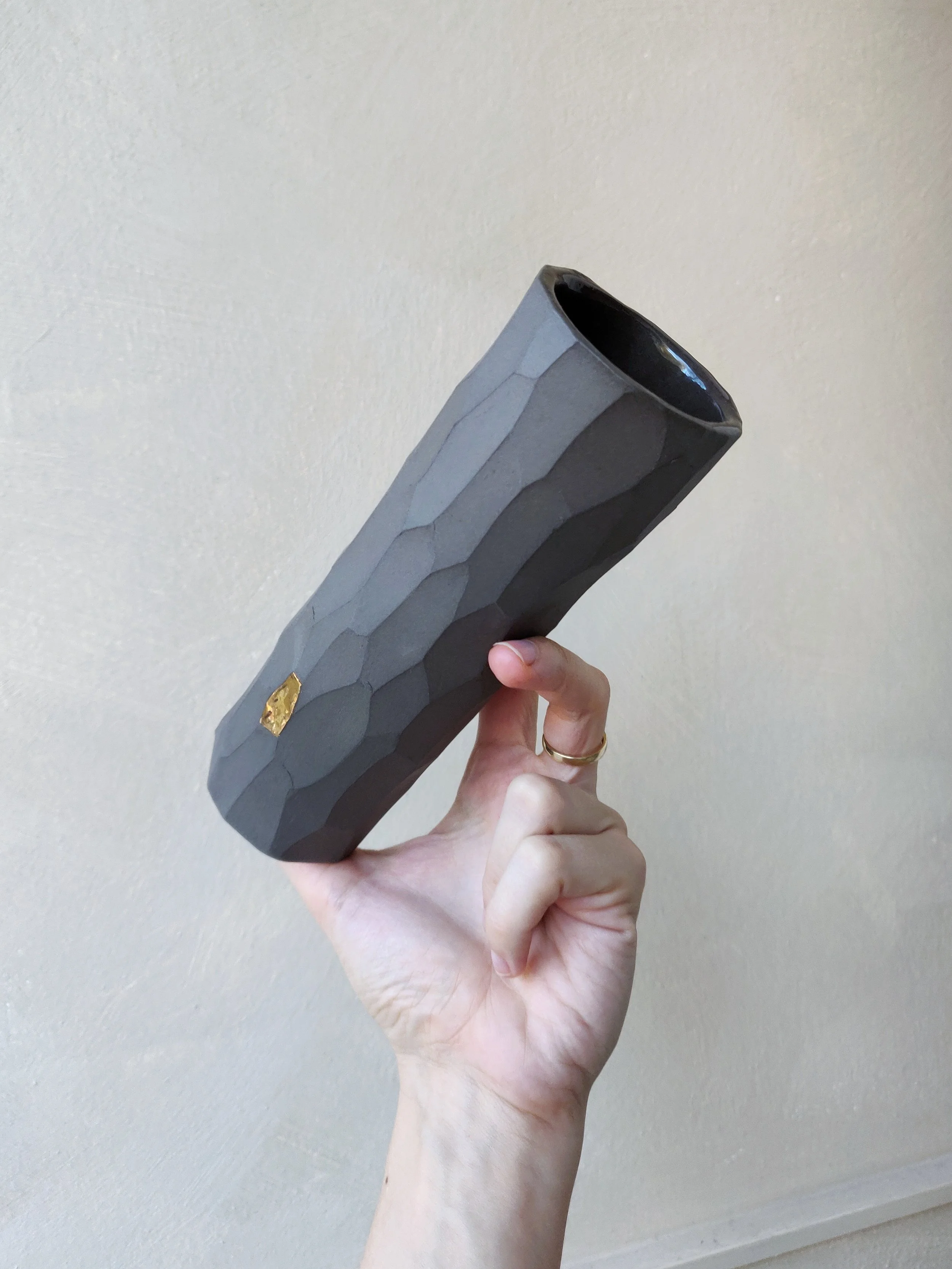 Anthrazit Vase with Gold #1