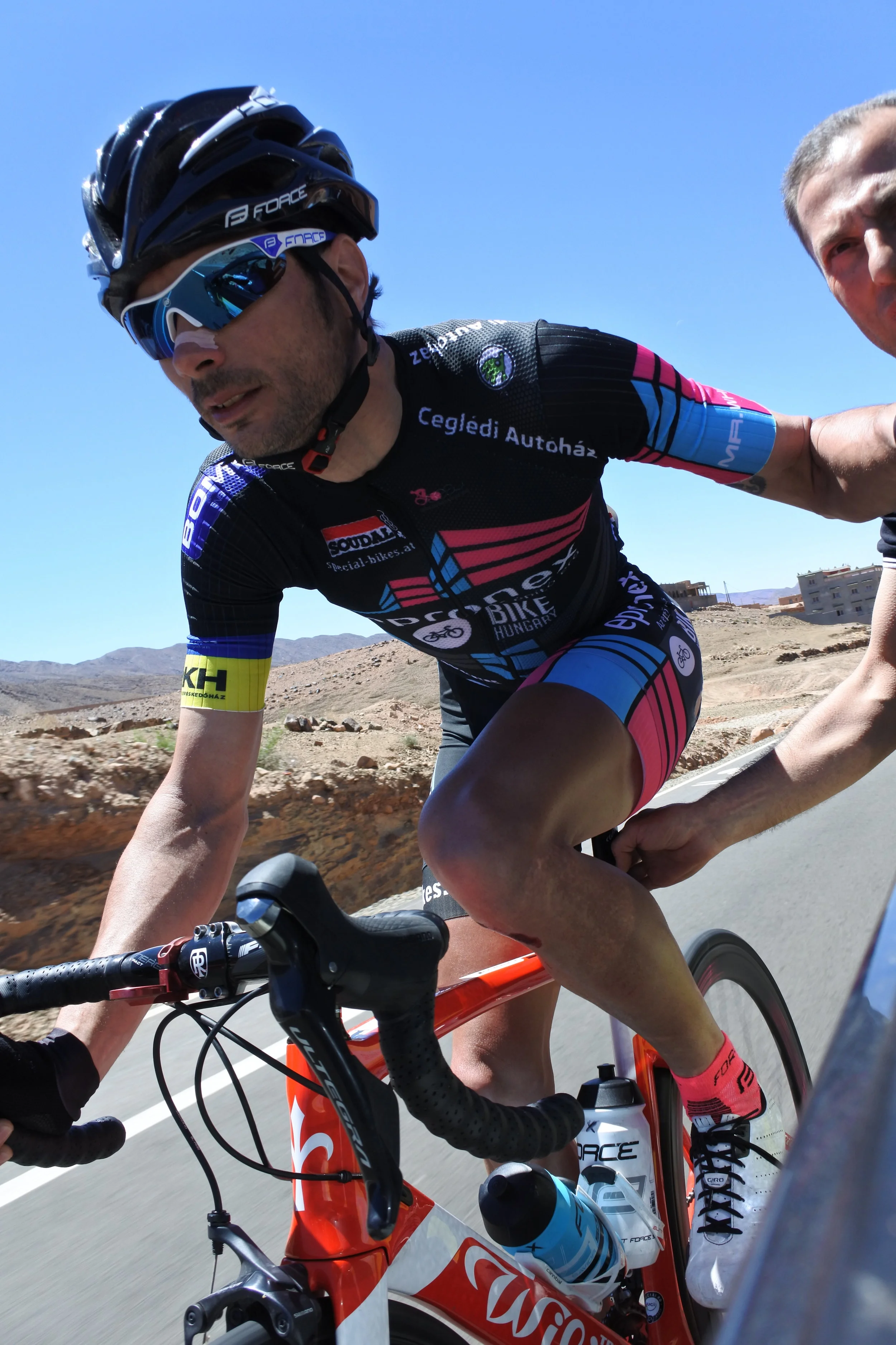  2018 - Tour du Maroc - Quarzazate-Zagora: 5.szakasz - az év legnagyobb tömegbukása utáni pillanatok - cserebicóval, törött cipőtalp, felérés 