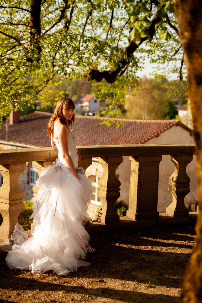 Mariée brune en robe blanch et grise