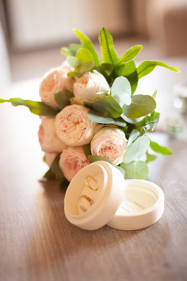 Bouquet de mariée et alliances
