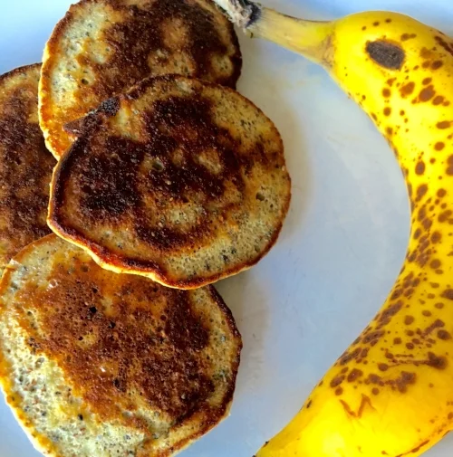 Two-ingredient egg and banana pancakes: easy for baby to eat!