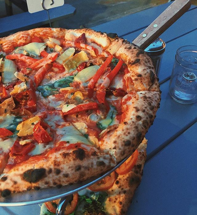 PIZZA P-I-Z-Z-A 🗣 gimme pizzaaa! V into this vegan spicy pizza from @ammazza_edgewood .
.
Yall its been a DAY and its only tuesday so im going to need a tub of their cashew cheese! Ive been craving pizza for a while now but as most of you know findi