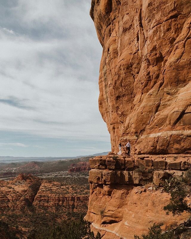 worried about crowds during your elopement?
-
For those of you who don&rsquo;t know, this is one of the most popular hikes in Sedona (and for good reason- its EPIC)
We were a little worried we had to park on the street because the lot was completely 