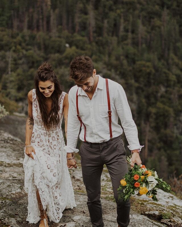 WHO SAID THE BRIDE IS THE ONLY ONE WHO CARRIES THE BOUQUET?!😉😉
can we just give a shoutout to all the grooms who carry the bouquet for their brides when they&rsquo;re trying to hold their dress &amp; hike up and down rocks &amp; trails- they freaki