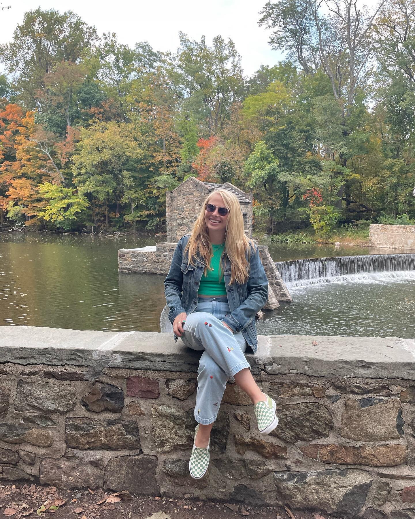 Me to @farandapanda: take my picture this looks cute

What actually happens: 1 cute photo and&hellip;this

#fall #foliage #morrisplains #amicute #istillhatefall #imisssummer