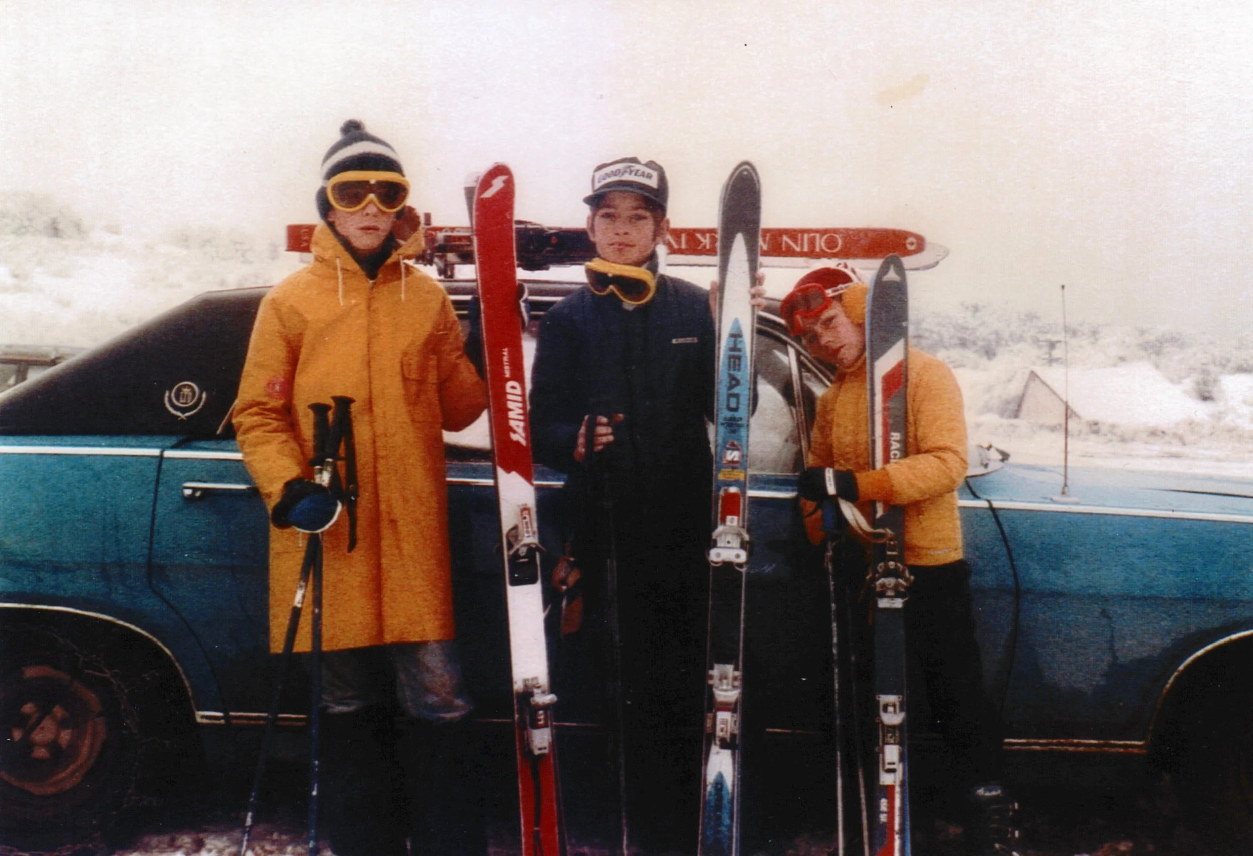 Con sus hermanos Carlos y Juan, listos para esquiar en San Martín de los Andes.