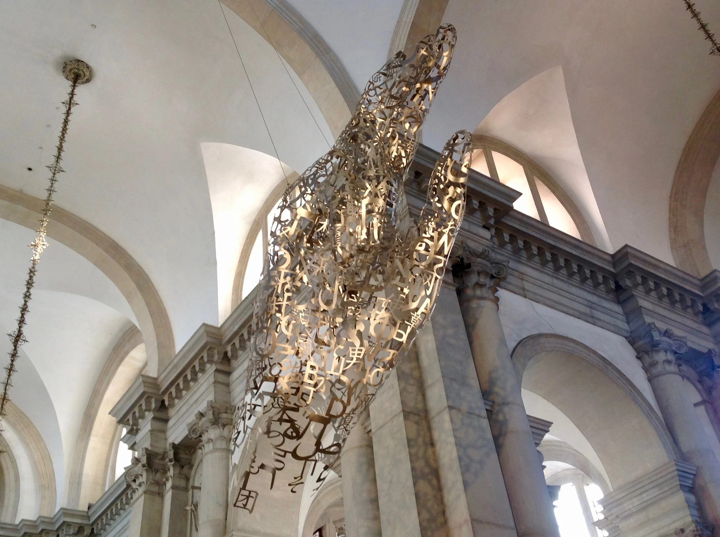 Together , la escultura de Jaume Plensa que bendice y flota sobre San Giorgio Maggiore.