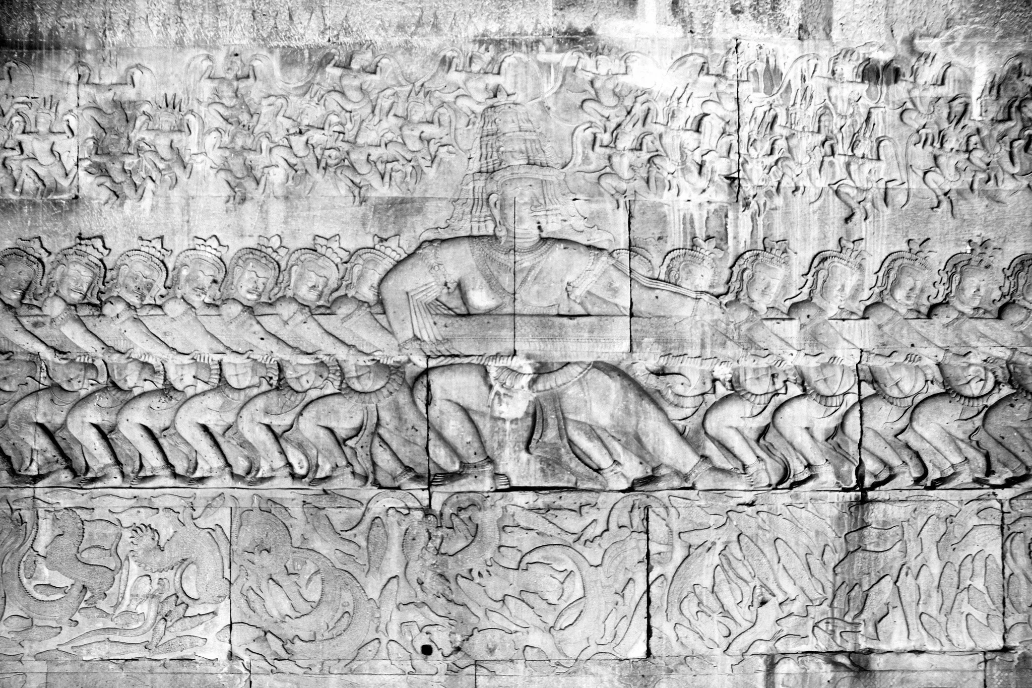 El batido del mar de leche : casi una función de cine mudo en las piedras de Angkor Wat.