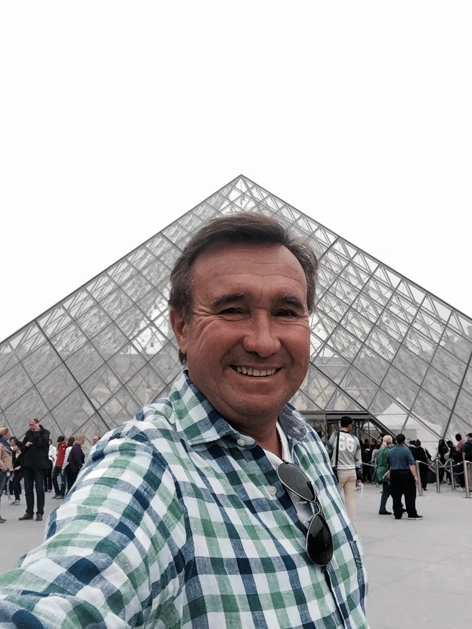 Una selfie frente a la pirámide del Louvre...