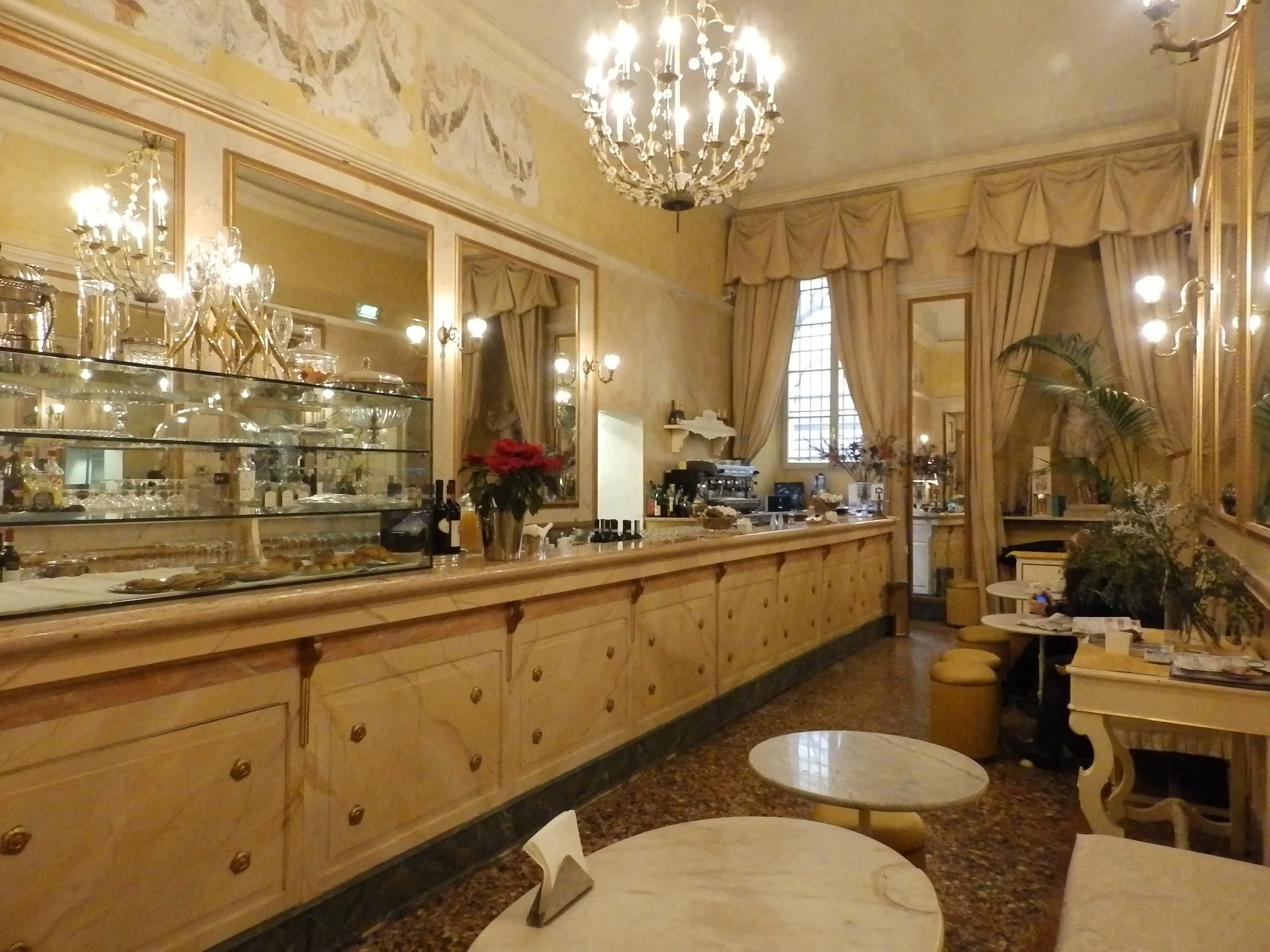 Aquí, y abajo, la cafetería del Teatro Regio.