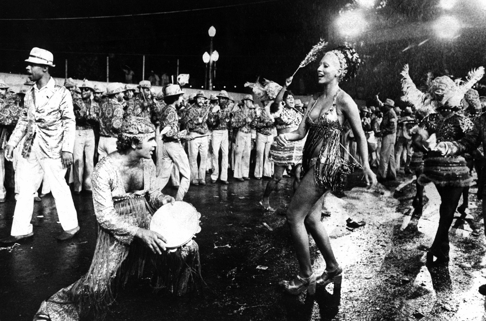 Bajo la lluvia, en el verano del 73: otra escena del carnaval carioca previo al sambódromo.