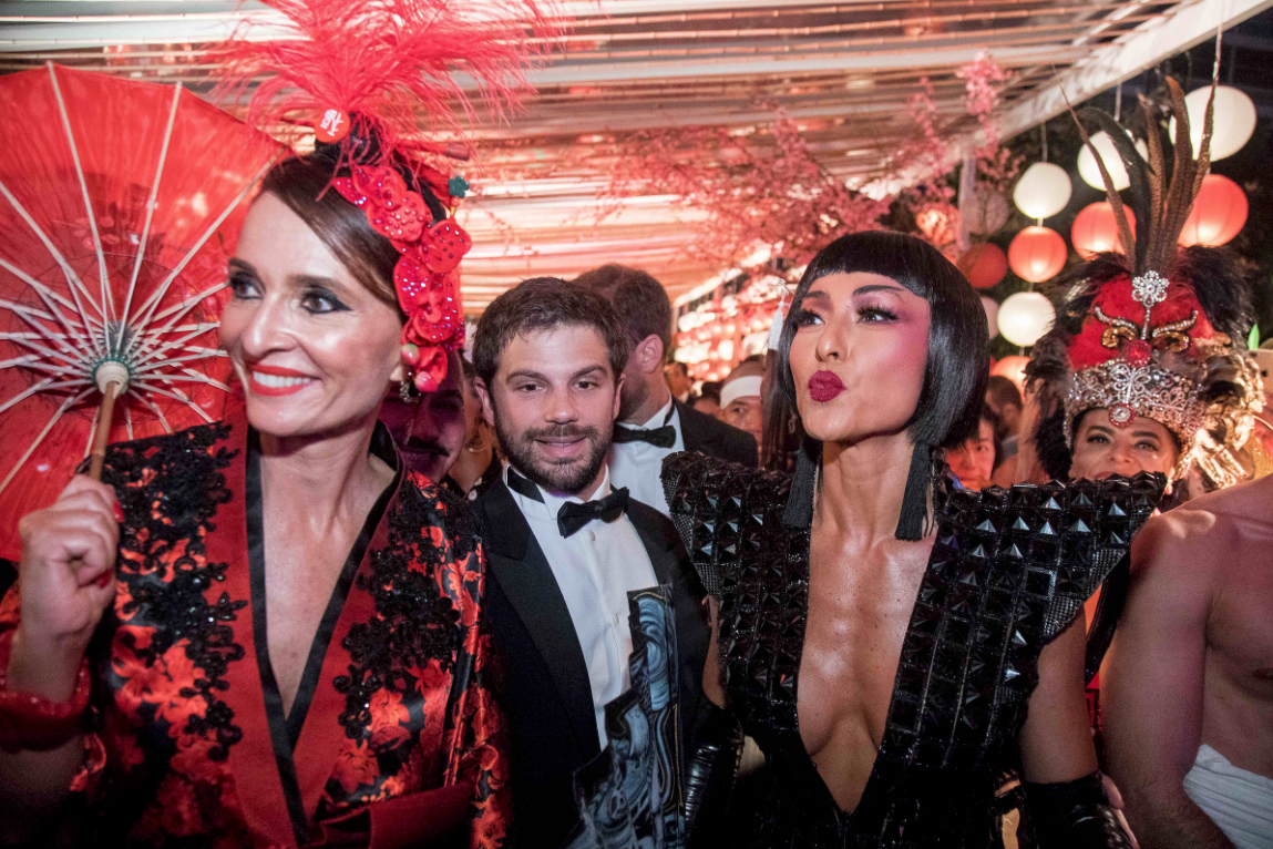 Ayer nomás: fiestas del tercer milenio en el legendario Copacabana Palace .