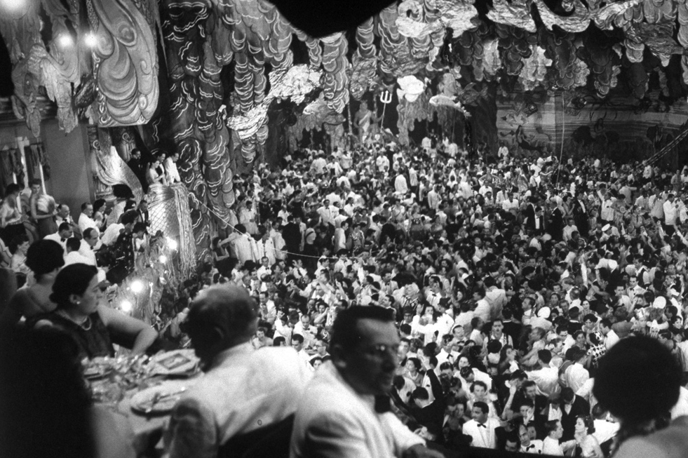 De punta en blanco: un baile de carnaval en 1951.