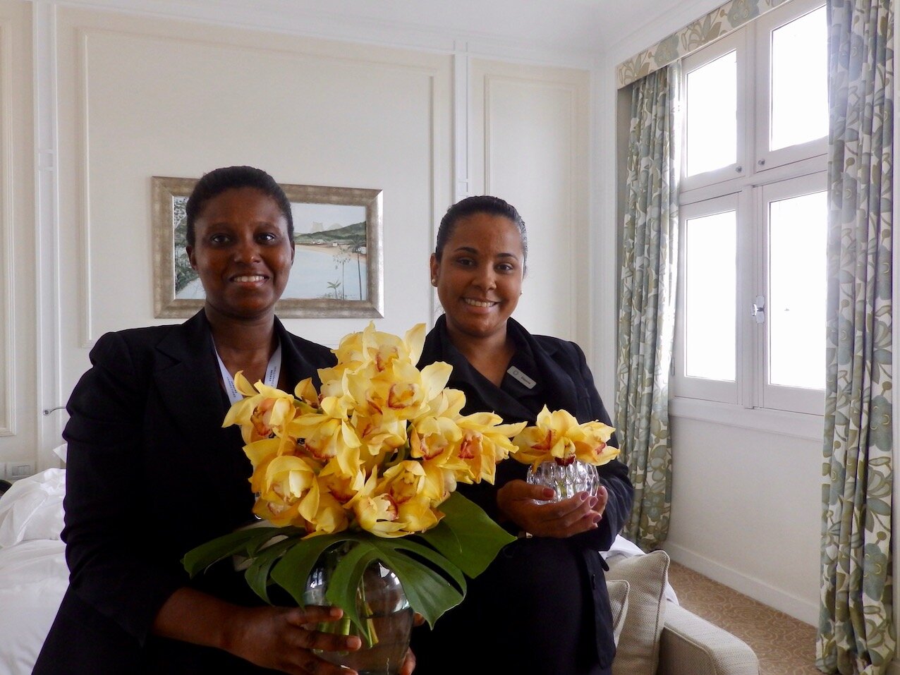 Luciana y Daiana, señoras de las flores en el Copacabana Palace.