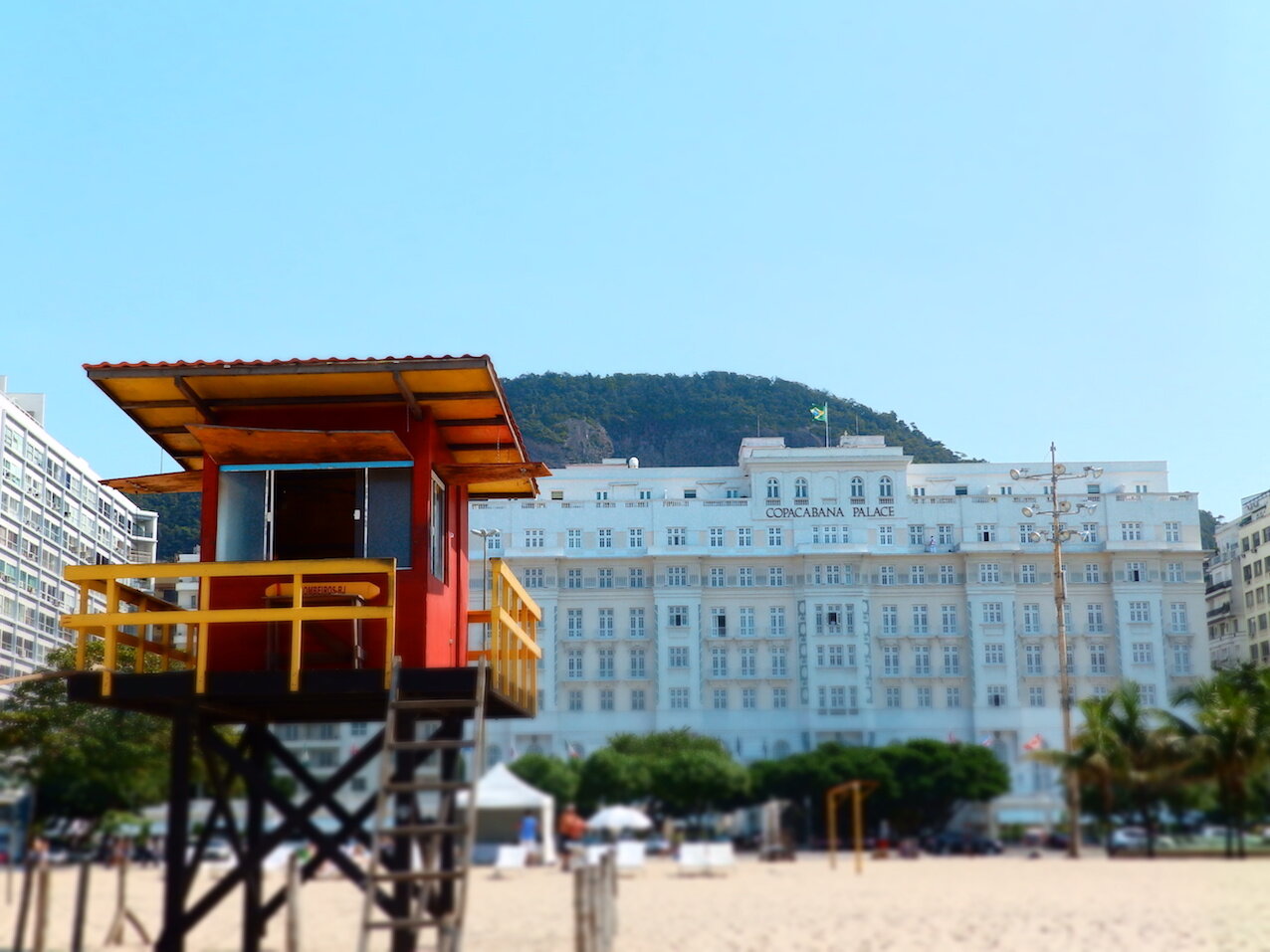 Verdadero ícono carioca, el hotel lleva 96 años en pie frente a Copacabana.