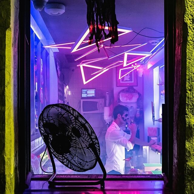 #pink #night #nightphotography #nightout #nightlife #nightlifestyle #lifestyle #man #woman #trans #bar #party #cadredanslecadre #colors #photoblipoint #federationphoto #reponsesphoto #wipplay #noselfix www.noselfix.com
.
.
.
L&rsquo;histoire est cell