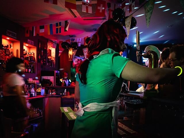 #green #pink #bar #pub #night #nightphotography #nightout #nightlife #nightlifestyle #gay #gaybar #man #woman #genre #party #laugh #colors #photoblipoint #federationphoto #reponsesphoto #wipplay #noselfix www.noselfix.com .
.
.
S&eacute;rie &quot;Cla