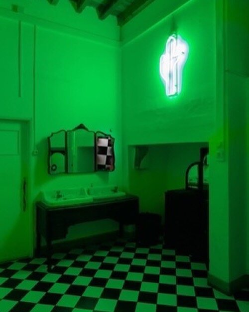 #green #red #night #nightphotography #nightout #nightlife #club #clubbing #toilets #bathroom #lights #neons #man #men #gay #colors #photoblipoint #federationphoto #reponsesphoto #wipplay #noselfix www.noselfix.com .
.
.
S&eacute;rie &quot;Claude&quot