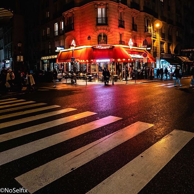 #night #nightphotography #nightlife #nightimages #nightshooters #nightcolors #people #shadows #lights #nightlight #red #street #streetphotography #streetartphotography #colors #photoblipoint #federationphoto #reponsesphoto #wipplay #noselfix www.nose