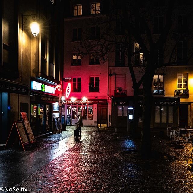 #night #nightphotography #nightlife #nightimages #nightshooters #nightcolors #people #shadows #lights #nightlight #red #street #streetphotography #streetartphotography #colors #photoblipoint #federationphoto #reponsesphoto #wipplay #noselfix www.nose