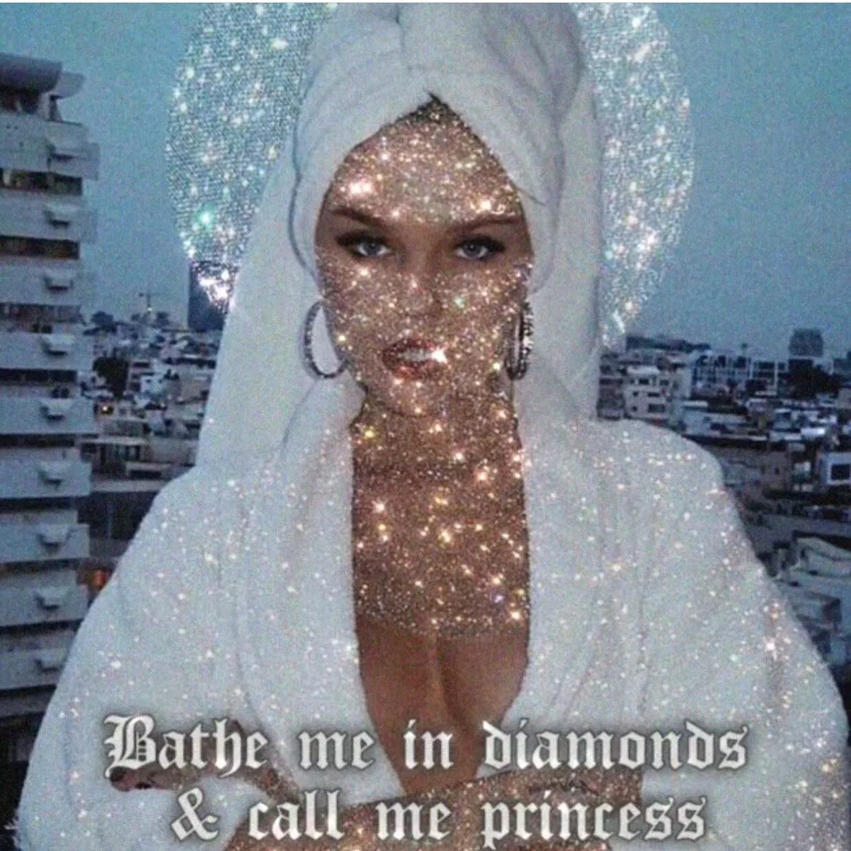 All she ever wanted is diamond 🌟✨💥 our liquid highlighter is perfect for the summer 
Click the Link in our Bio to treat yourself 
Lashes ✨💕🎊 ___________________________
#makeupforall #makeupartistsworldwide #makeupforblackwomen #lashes #mattelips