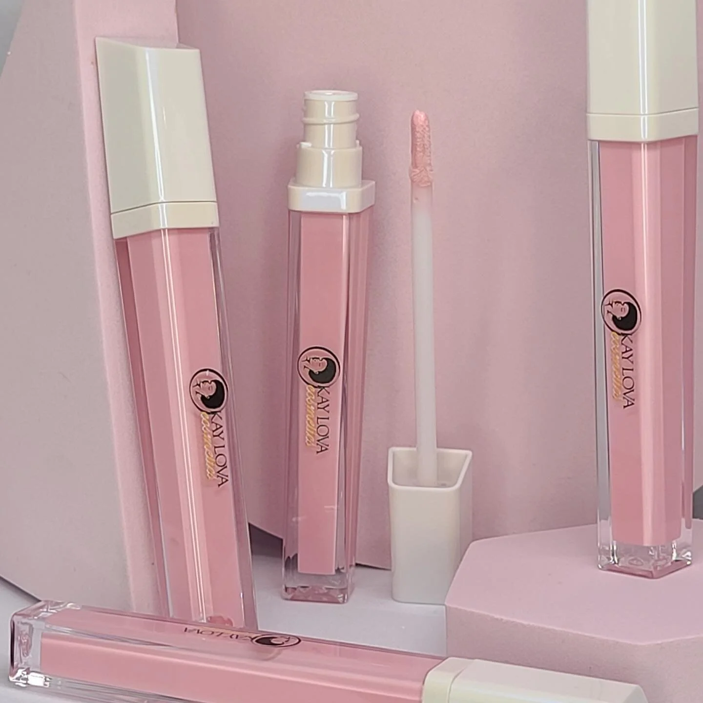 Grab your lip gloss in time for the weekend!!!! 🌸💕🌷💓💗💖💝💞💕🛍🛒 Link in Bio 

Shop:www.Kaylovacosmetics.com 

#explorepage #blackownedbusiness #cosmetics #makeup #lashes #luxurylashes #crueltyfree #blackgirlsluxury #lipgloss #Luxurycosmetics