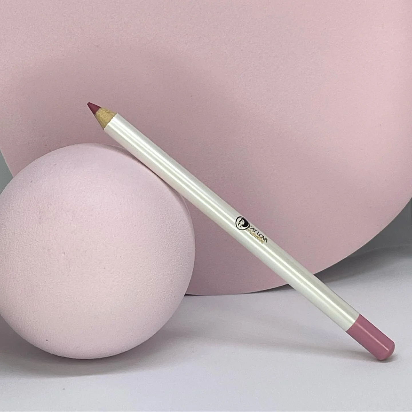 Have you shopped from our lip liner ?
Check out our lip liner in  #Diva 🌸💕
Shop with the link in our bio
#lipliner #luxurylifestyle #luxurymakeup #cosmetics #explorepage #makeup #blackownedbusiness #smallbusiness