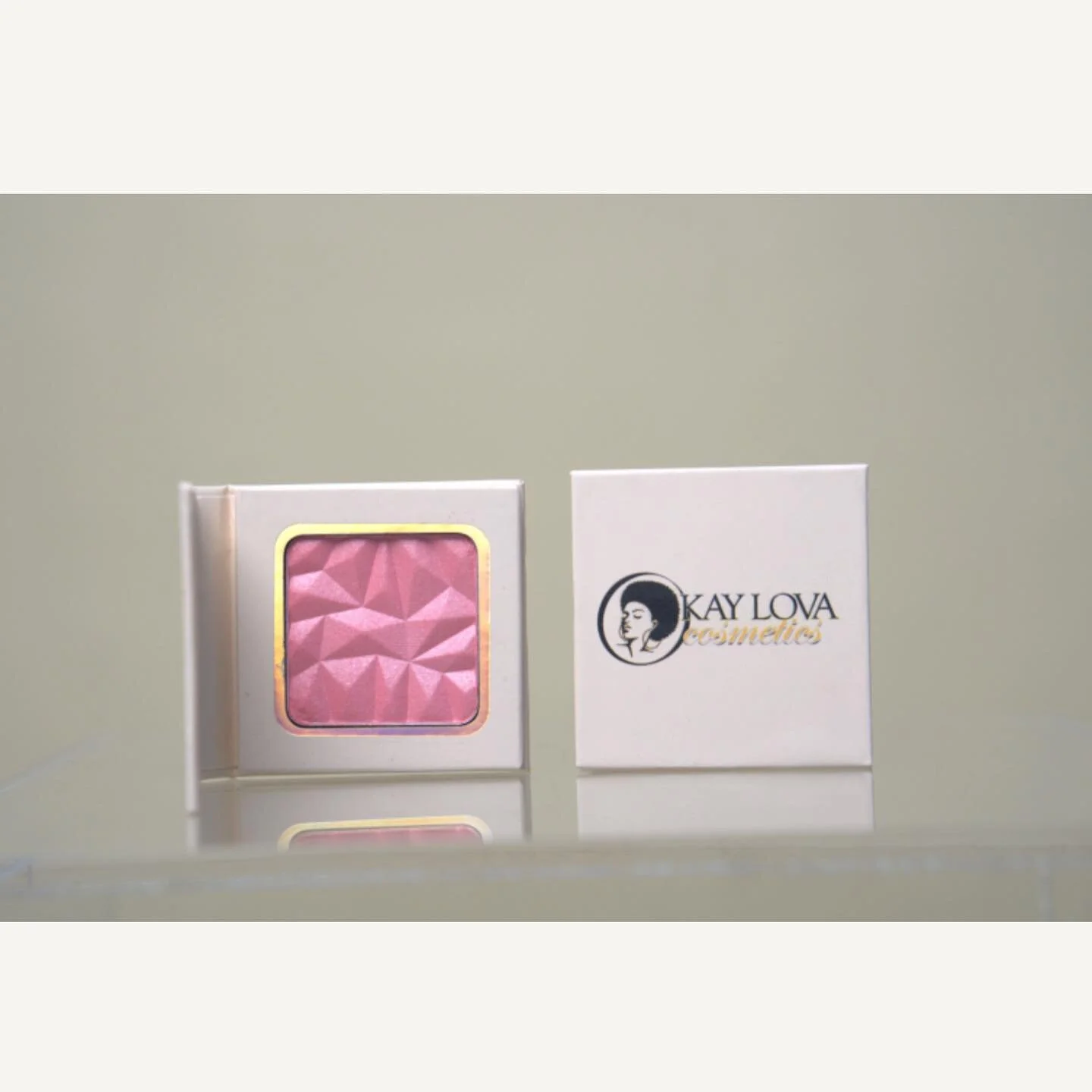 Mesmerized by that #DAYDREAM blush. It&rsquo;s subtle super smooth and shine on the cheek 🌸🌸💞💞 

To shop click the click in the bio 💞 

#explorepage #blush #glow #makeup #luxurymakeup #smallbusinessowner #makeupforblackwomen #makeupforeverywoman