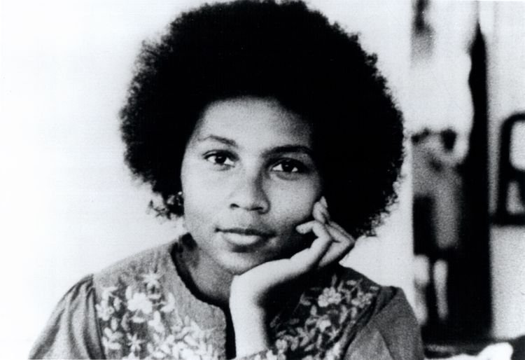 Bell-hooks-1988-BWPhoto-590029f75f9b581d5915e277.jpg