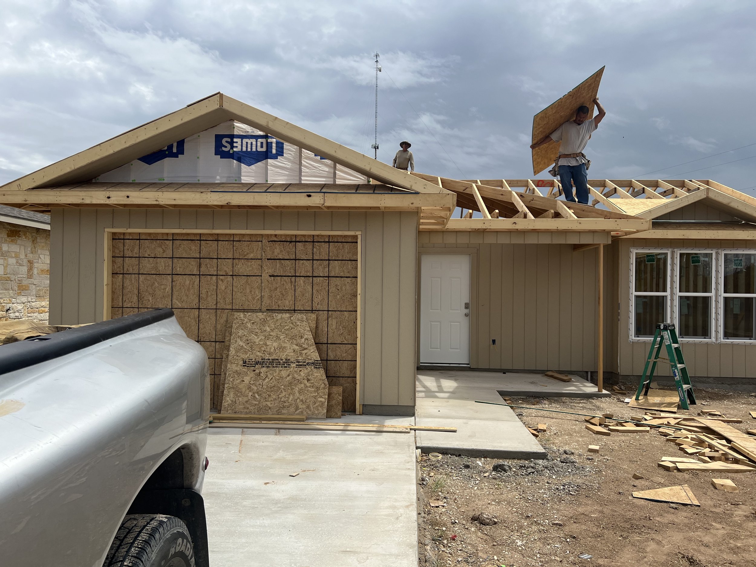 21 Framing with Tyvek - Siding.JPG