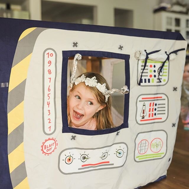 After my week of listening to podcast #13minutestothemoon it felt absolutely fitting to share these gorgeous pictures of some small but very enthusiastic space explorers! 🌒🌙 I wonder where they&rsquo;re off to? 🪐🌏 Fantastic indoor play options an