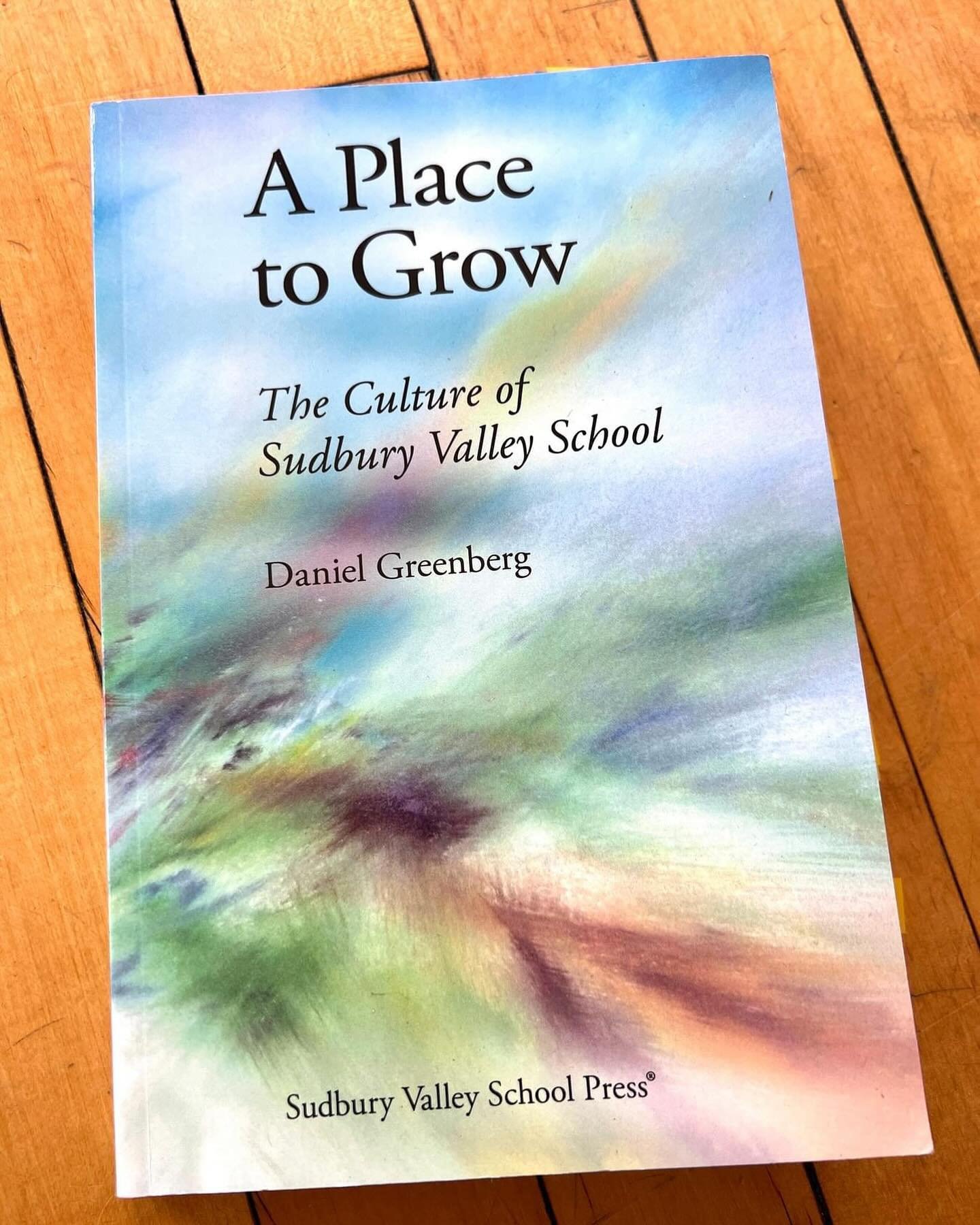 Interested in learning more about the Sudbury school model? 📖 𝘼 𝙋𝙡𝙖𝙘𝙚 𝙩𝙤 𝙂𝙧𝙤𝙬: 𝙏𝙝𝙚 𝘾𝙪𝙡𝙩𝙪𝙧𝙚 𝙤𝙛 𝙎𝙪𝙙𝙗𝙪𝙧𝙮 𝙑𝙖𝙡𝙡𝙚𝙮 𝙎𝙘𝙝𝙤𝙤𝙡 is a great read! The book explores the many principles and practices that have evolved and