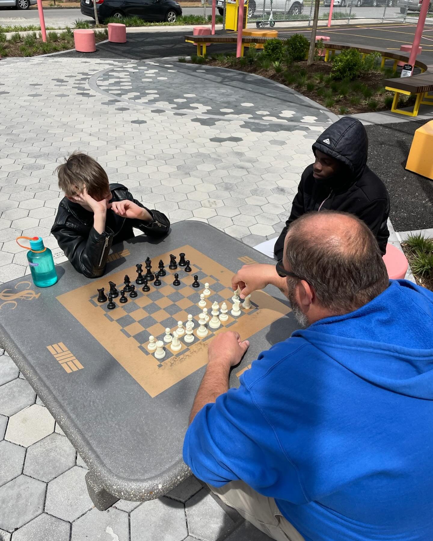 Sudbury students and friends from Maplewood Richmond Heights School District had fun playing chess and exploring Love Bank Park on @cherokeestreet! ♟️🏀🌳 @stlchessclub @blackmenbuildstl #selfdirectededucation